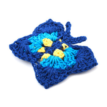 Handgefertigte Brosche mit H&auml;kelarbeit Schmetterling Design, Blau