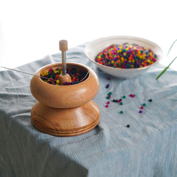 Perlen Spinner aus Kiefernholz mit Stahlnadel, bunten Perlen und Faden