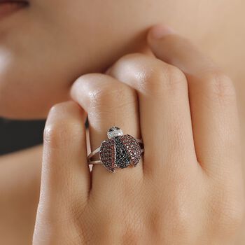 GP Trionfo Kollektion - Schwarzer Spinell, Zirkon, Mosambik Granat und Kanchanaburi blauer Saphir-Ring - 1,04 ct.