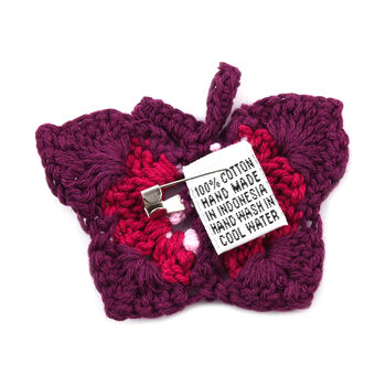 Handgefertigte Brosche mit H&auml;kelarbeit Schmetterling Design, Violett